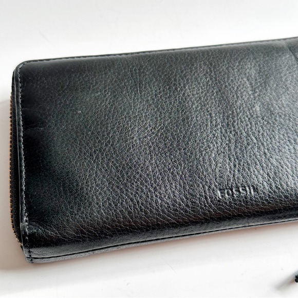 Fossil full sized leather zippered wallet - Picture 6 of 6